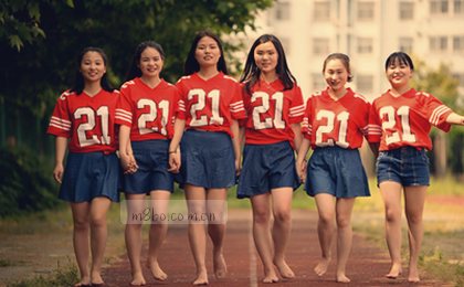 第87分钟,客队2-1反超,球员握拳庆祝。